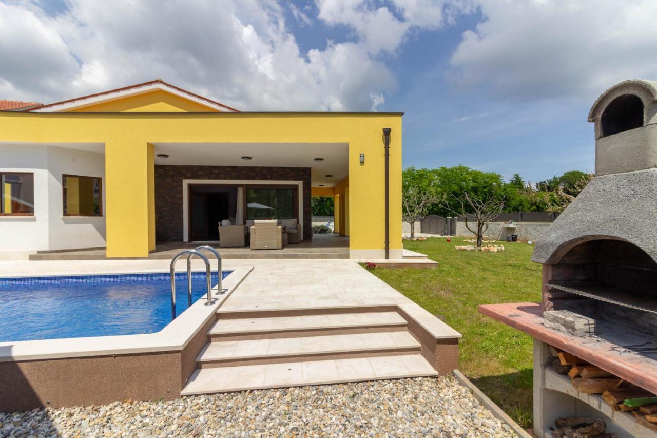 Modern Villa Eve In Medulin With Pool Near The Beach Exterior foto